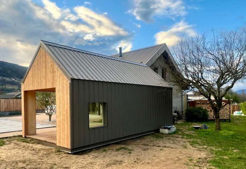 Cabane de jardin et local piscine en ossature bois, bardage mélèze et bac acier