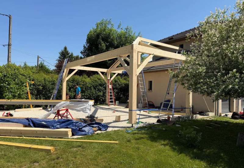 Levage de la charpente traditionnelle pour un abri voiture à Barraux